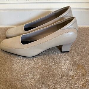 Ladies Naturalizer taupe/tan block heel leather/fabric upper pumps.